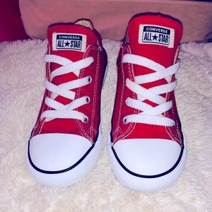 Red kids converse